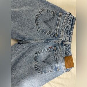 Never worn Levi’s loose jeans size 26x30 light wash.